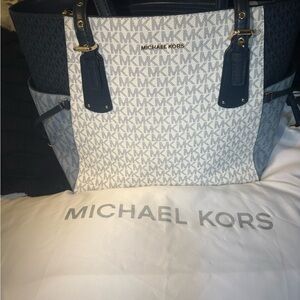 💎🆕NWOT Michael Kors Blue and White Signature Tote